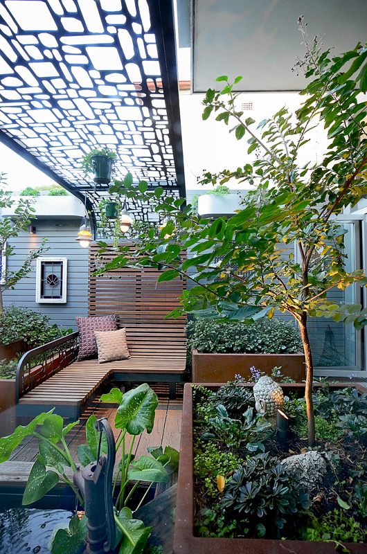 A image of the timber seat which stretches across the inner courtyard.